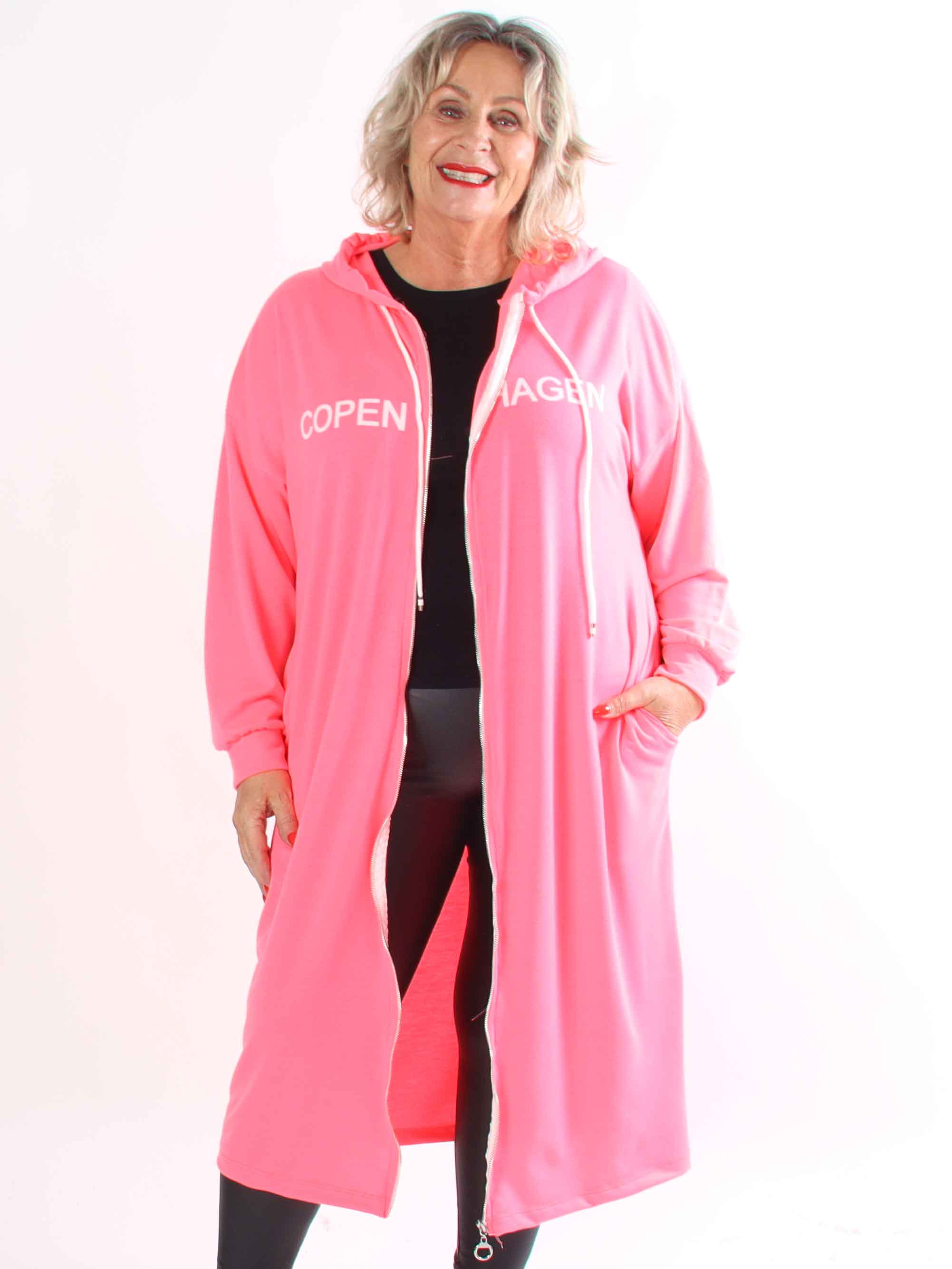 Erika - Plus size blød hoodiekjole i bomuld med “Copenhagen”-print på brystet